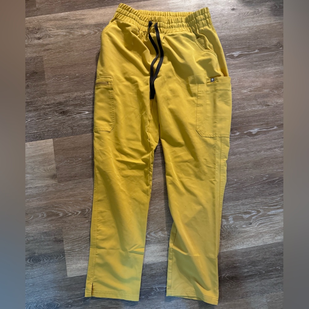 Yellow scrub bottom
